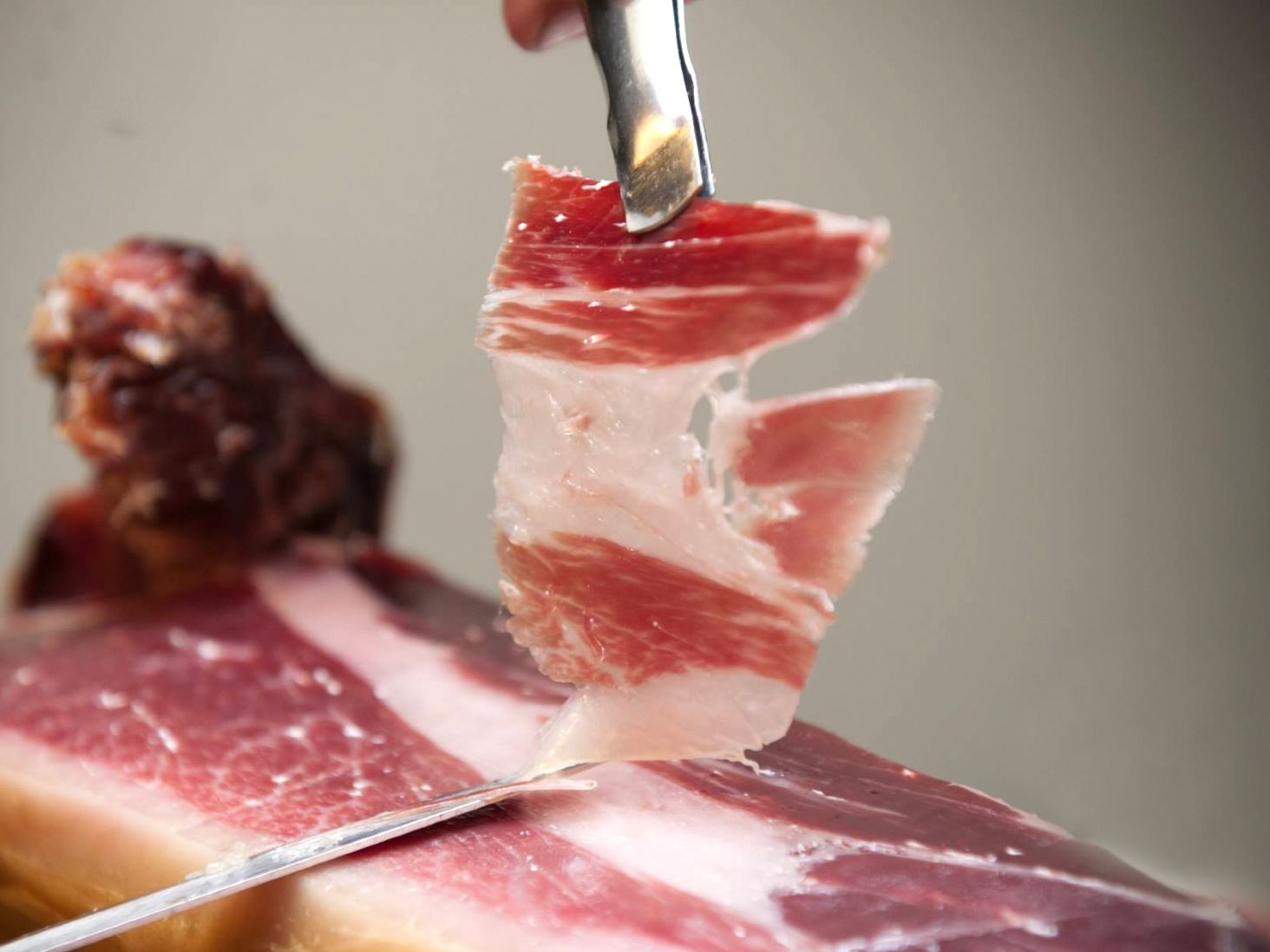 Loncha de jamón ibérico recién cortada