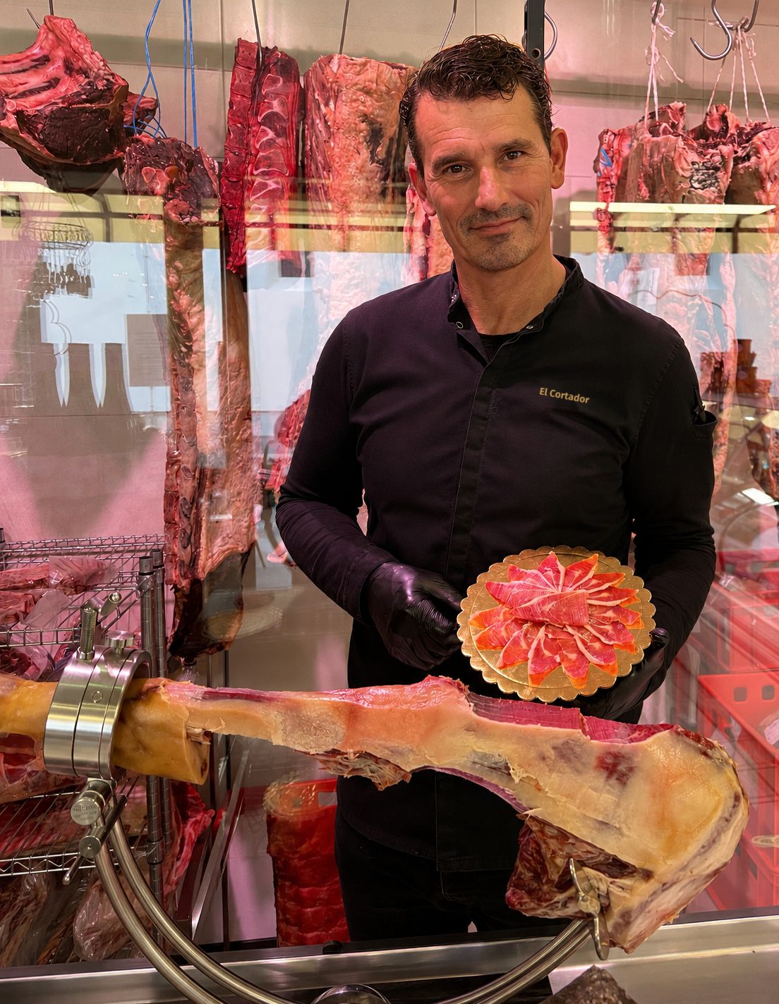 Marcel presenta un plato de jamón recién cortado
