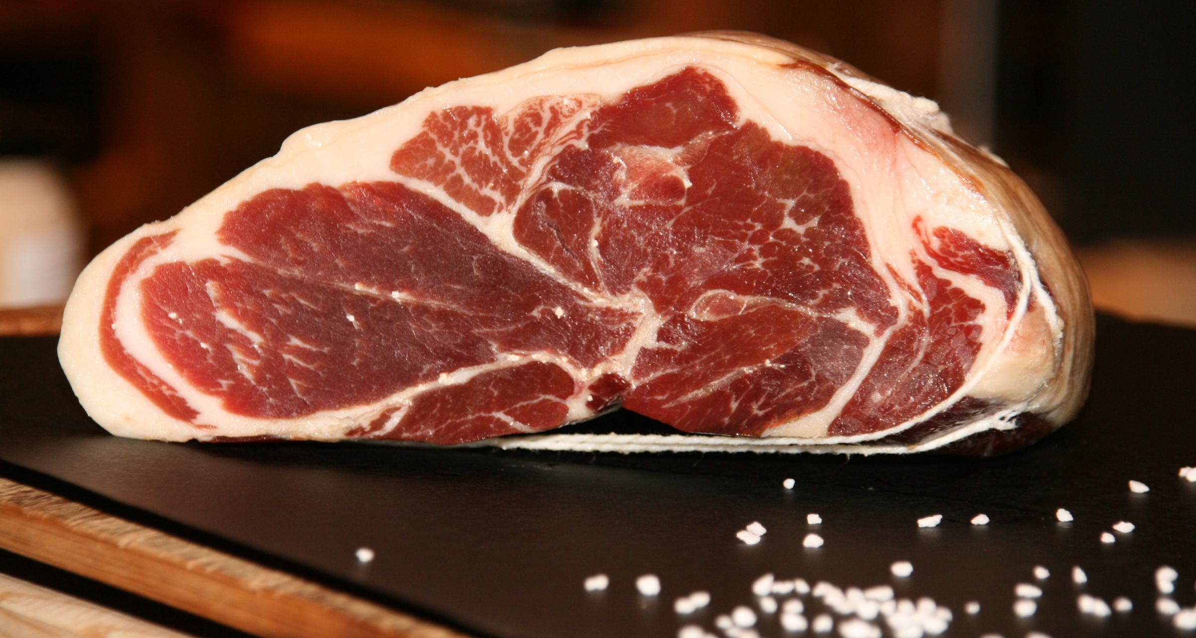 Jamón abierto, con la veta y la grasa a la vista